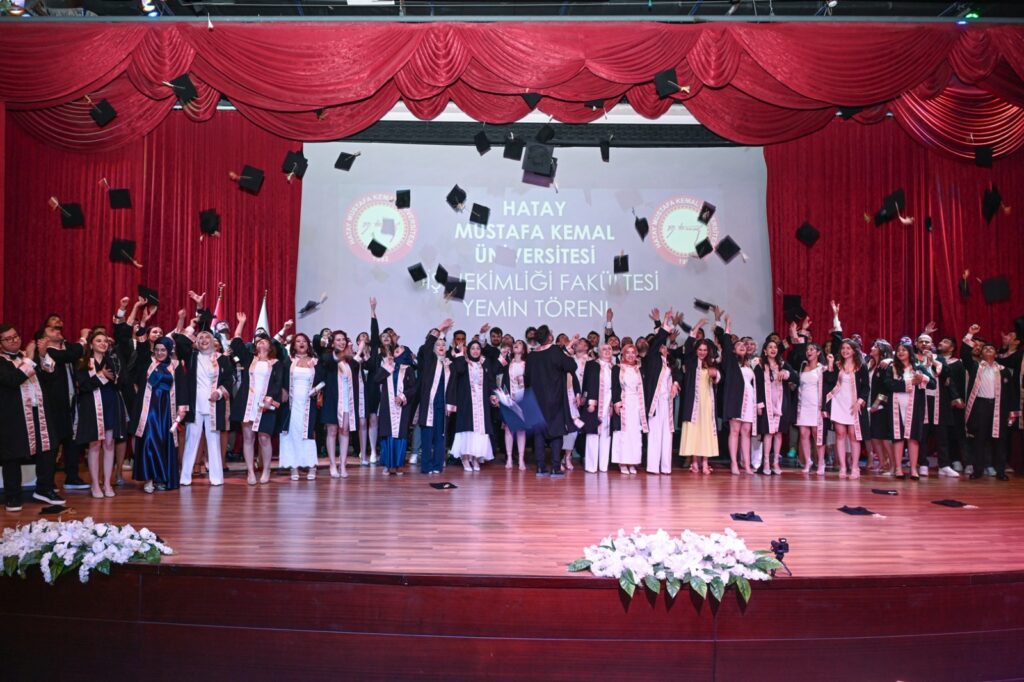 DİŞ HEKİMLİĞİ FAKÜLTESİ’NDE MEZUNİYET TÖRENİ GERÇEKLEŞTİRİLDİ