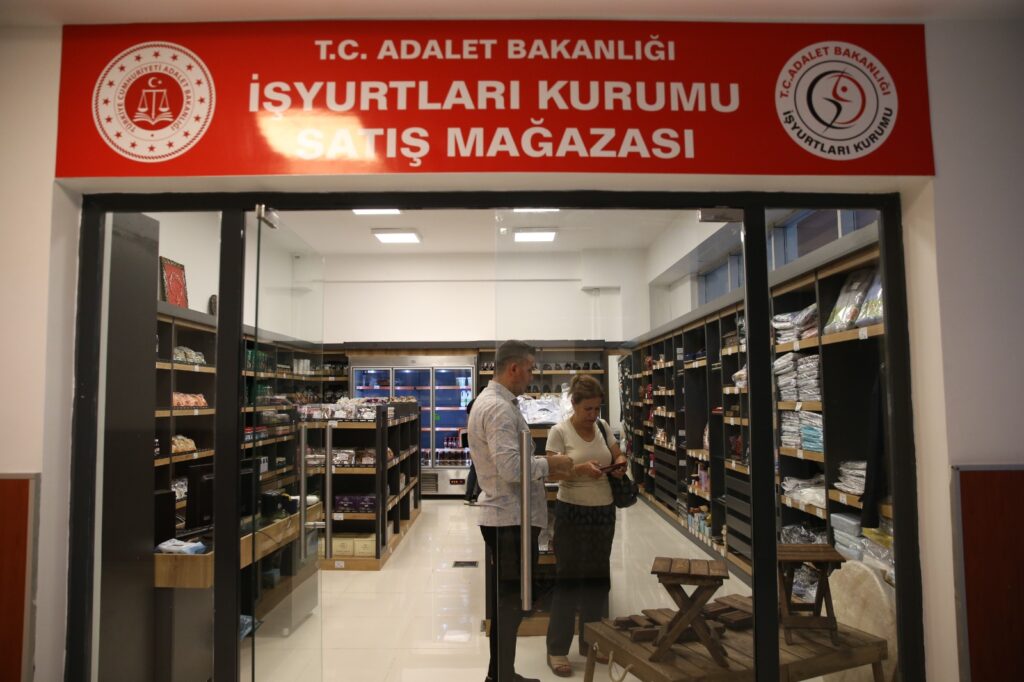 CEZAEVLERİNDE ÜRETİLEN ÜRÜNLER HATAY’DA AÇILAN MAĞAZADA SATIŞA SUNULDU