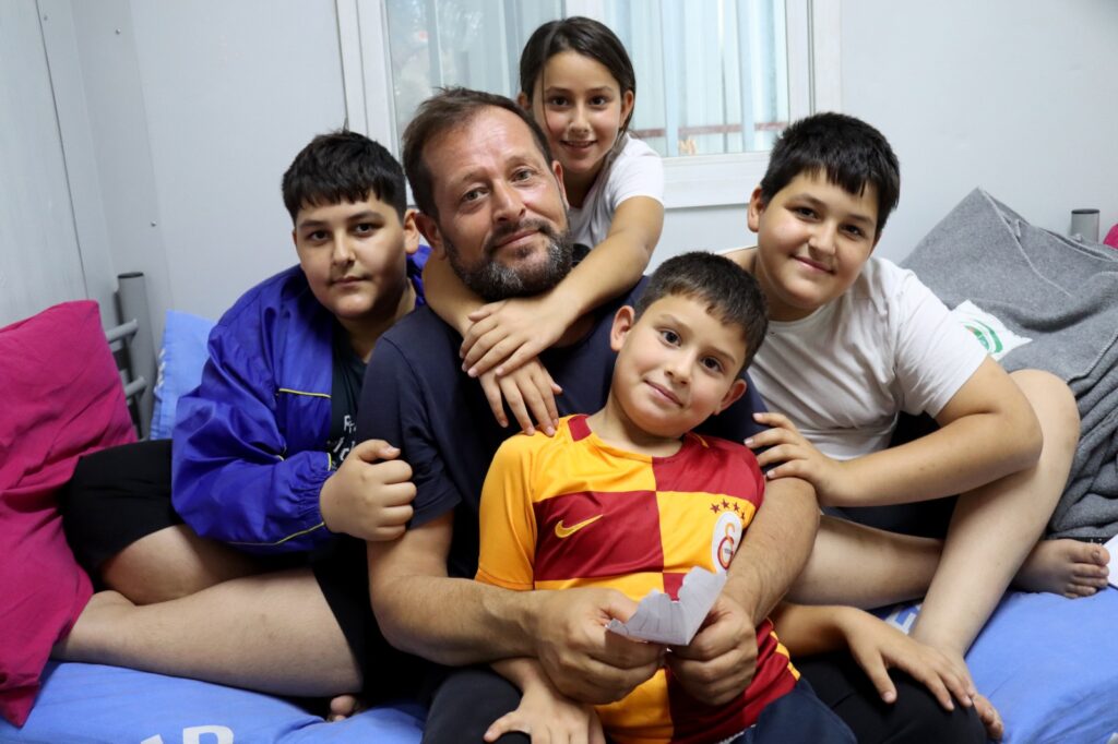 DEPREMDE EŞİNİ KAYBEDİNCE 4 ÇOCUĞUNA HEM ANNE HEM BABA OLDU