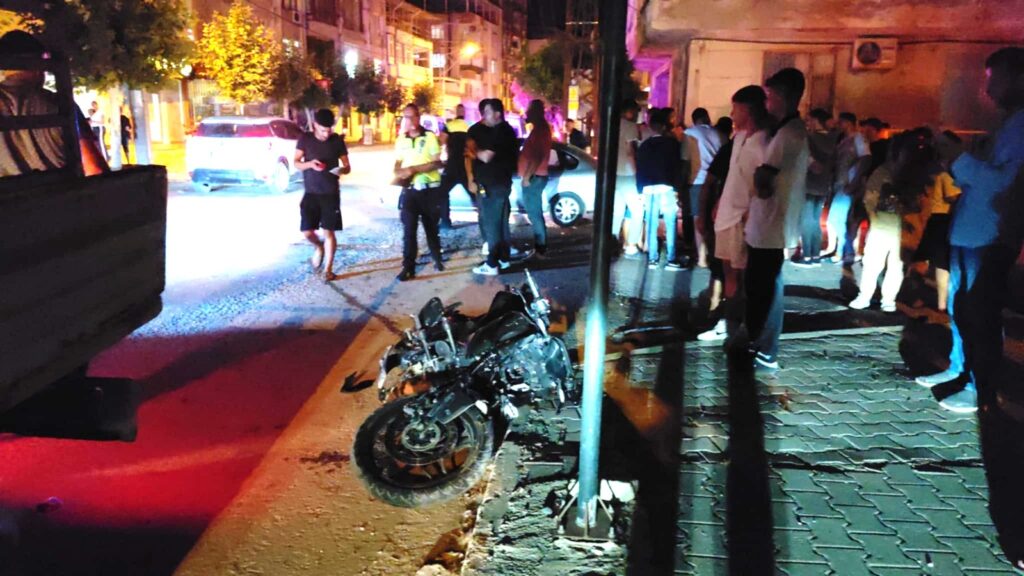 OTOMOBİLLE MOTOSİKLETİN ÇARPIŞMASI SONUCU 1 KİŞİ YARALANDI