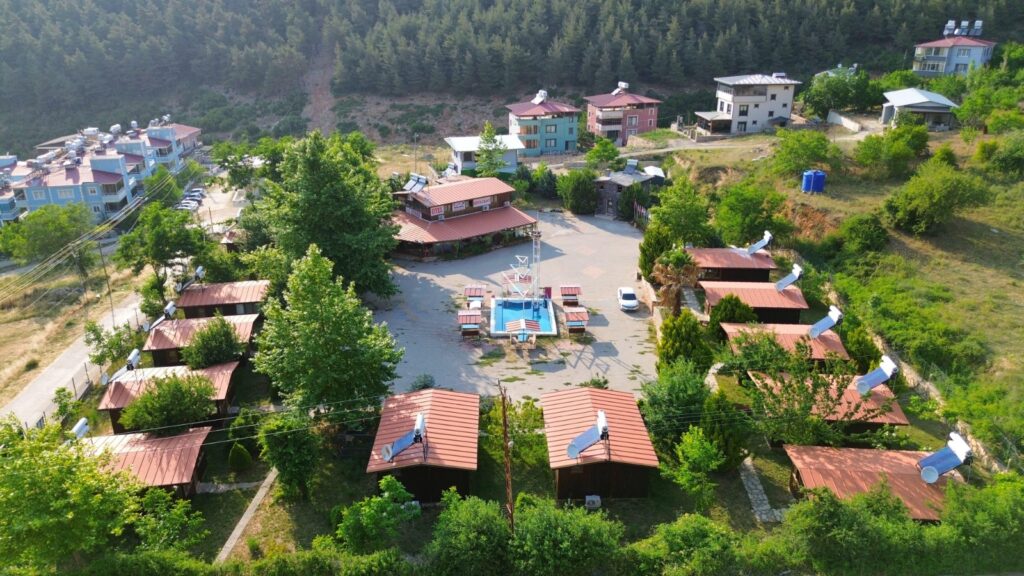 KARADENİZLİ EMEKLİ ÖĞRETMEN MEMLEKETİNDEKİ YAYLA TURİZMİNİ HATAY’A TAŞIDI