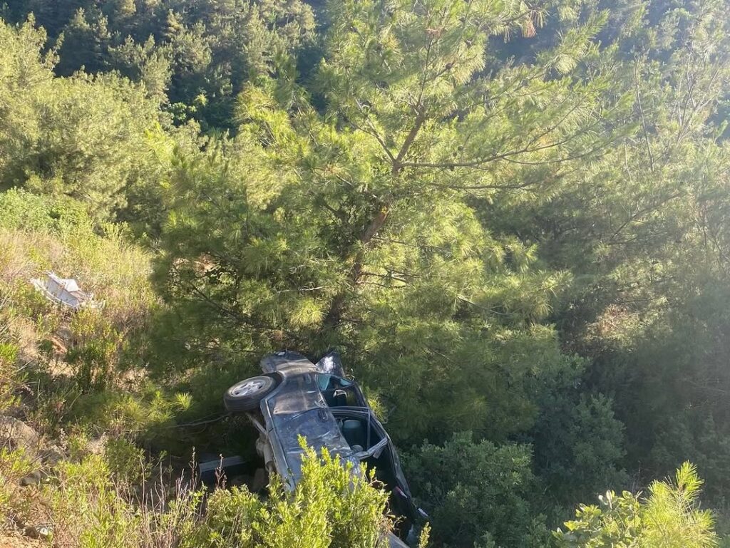 UÇURUMA DEVRİLEN OTOMOBİLDEKİ 1 KİŞİ ÖLDÜ, 2 KİŞİ YARALANDI