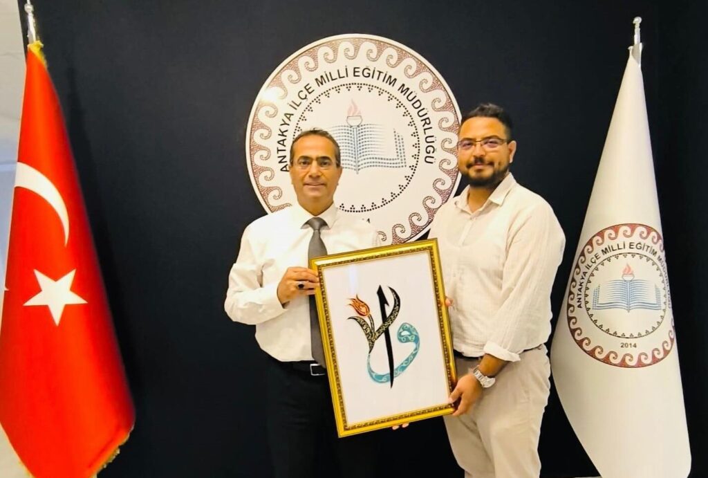 ÖĞRETMENDEN MÜDÜR TECİMEN’E ÖZELHEDİYE