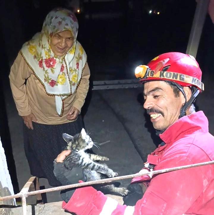 HAVALANDIRMA BOŞLUĞUNA DÜŞEN KEDİYİ İTFAİYE KURTARDI
