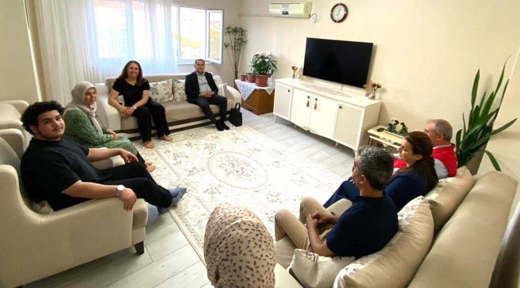 KAYMAKAM AKDAŞ’TAN ŞEHİT AİLELERİNE BAYRAM ZİYARETİ  