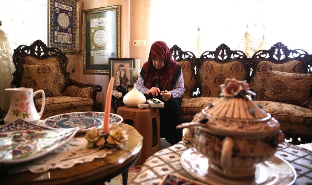 EVİNİ SANAT GALERİSİNE DÖNÜŞTÜRDÜ