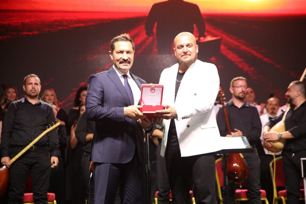 HATAY’DA “TAHTA BAVUL” MÜZİKALİ İZLEYİCİYLE BULUŞTU