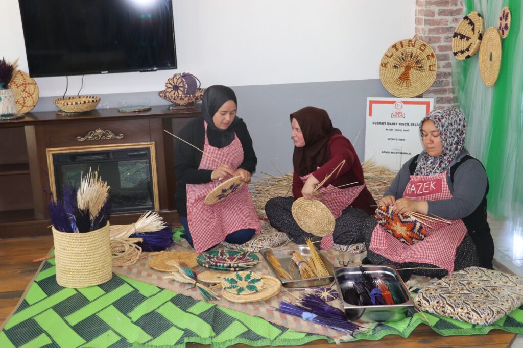 BUĞDAY SAPLARIYLA YAPILAN TESCİLLİ SANAT, KURSLARLA GELECEK KUŞAKLARA AKTARILIYOR