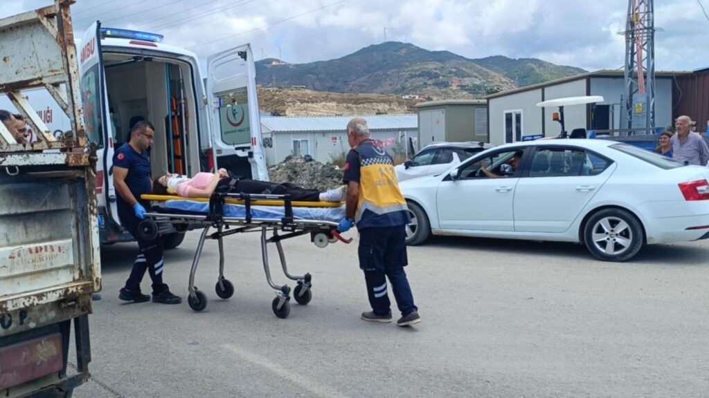 SAMANDAĞ’DA OTOMOBİLLE ÇARPIŞAN MOTOSİKLETTEKİ 1 KİŞİ YARALANDI