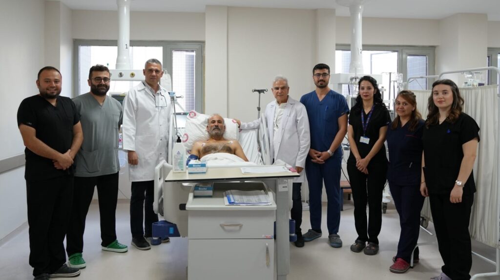 MKÜ HASTANESİ’NDEN DEPREM SONRASI YENİ BİR BAŞARI: AÇIK KALP AMELİYATLI HASTA YENİLİKÇİ YÖNTEMLE TEDAVİ EDİLDİ