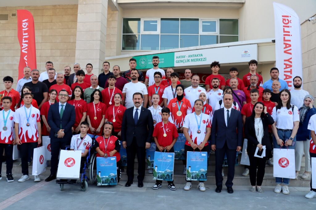 BAŞARILI DEPREMZEDE SPORCULAR ÖDÜLLENDİRİLDİ