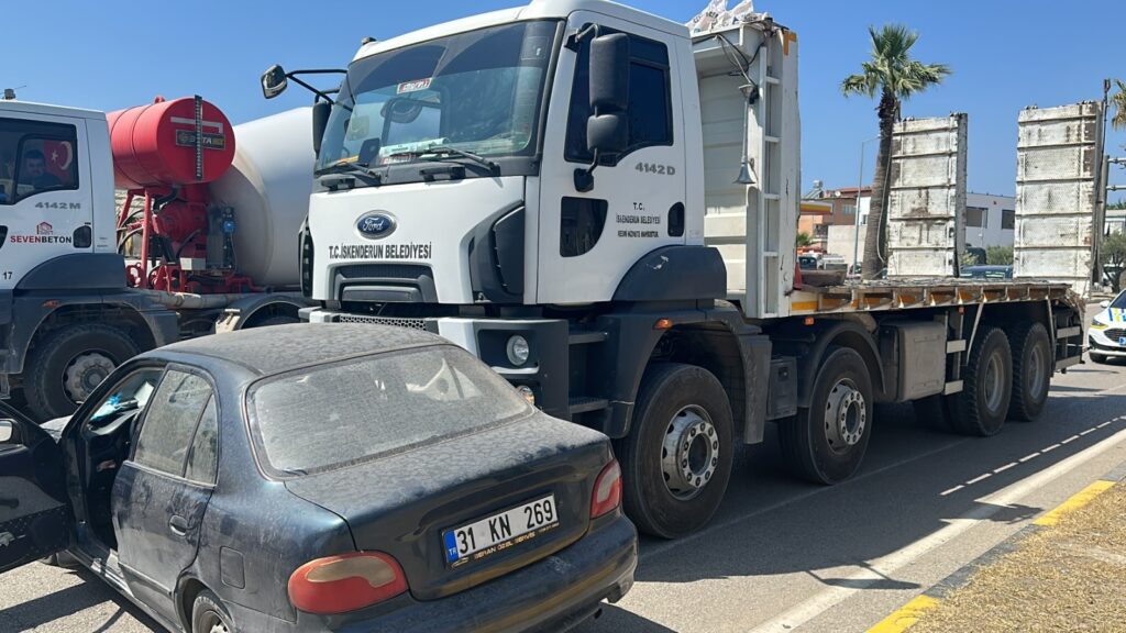 OTOMOBİLE ÇEKİCİ ÇARPTI