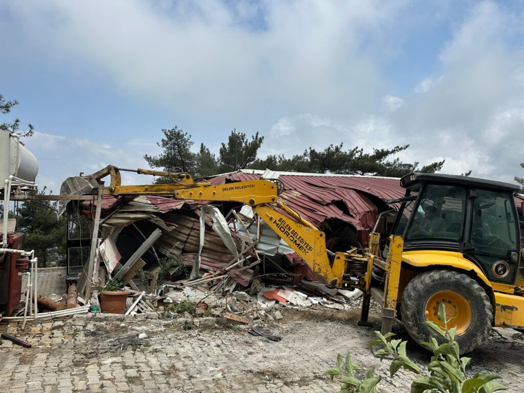 SOĞUKOLUK YAYLASI’NDA KAÇAK YAPILAR YIKILDI