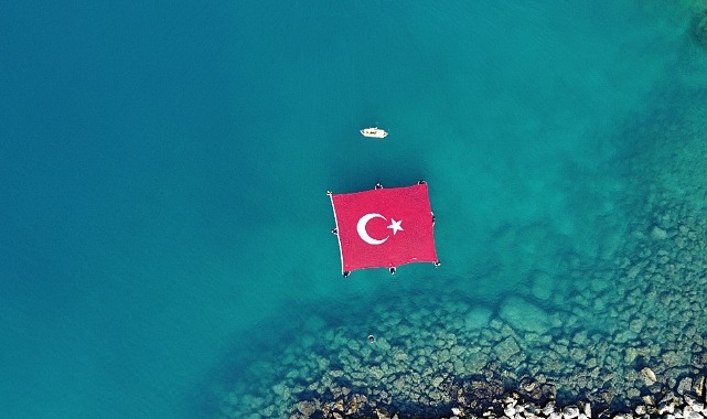15 TEMMUZ DOLAYISIYLA DENİZDE TÜRK BAYRAĞI AÇILDI