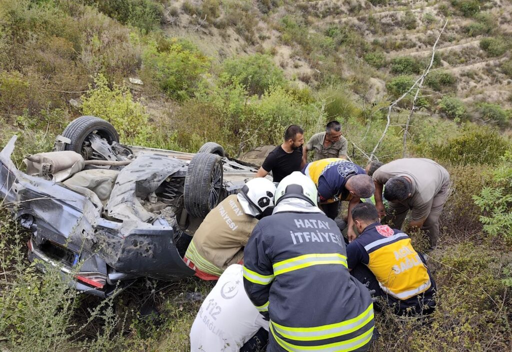 UÇURUMA YUVARLANAN OTOMOBİLDEKİ 4 KİŞİ YARALANDI