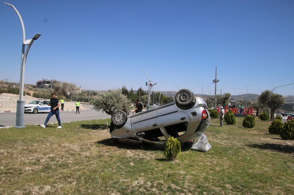 OTOMOBİL İLE HAFİF TİCARİ ARACIN ÇARPIŞTIĞI KAZADA 2 KİŞİ YARALANDI