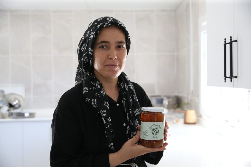 DEPREMZEDE KADINLARIN EL EMEĞİ ÜRÜNLERİ TÜKETİCİYLE BULUŞTURULUYOR