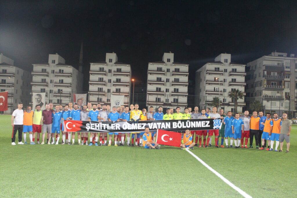 TAKIMLAR SAHAYA “ŞEHİTLER ÖLMEZ VATAN BÖLÜNMEZ” PANKARTIYLA ÇIKTI