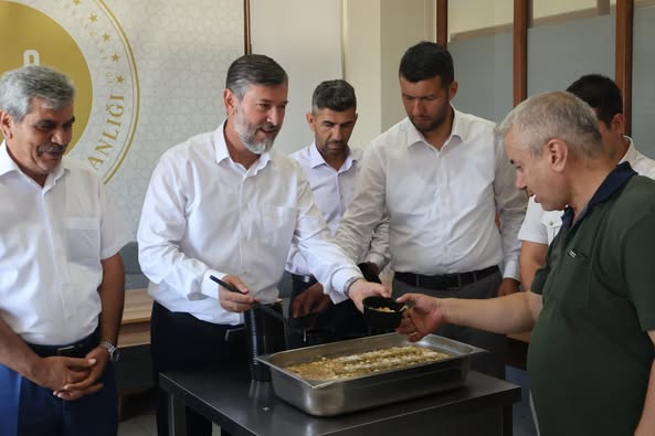 MÜFTÜ TOPÇU AŞURE DAĞITTI