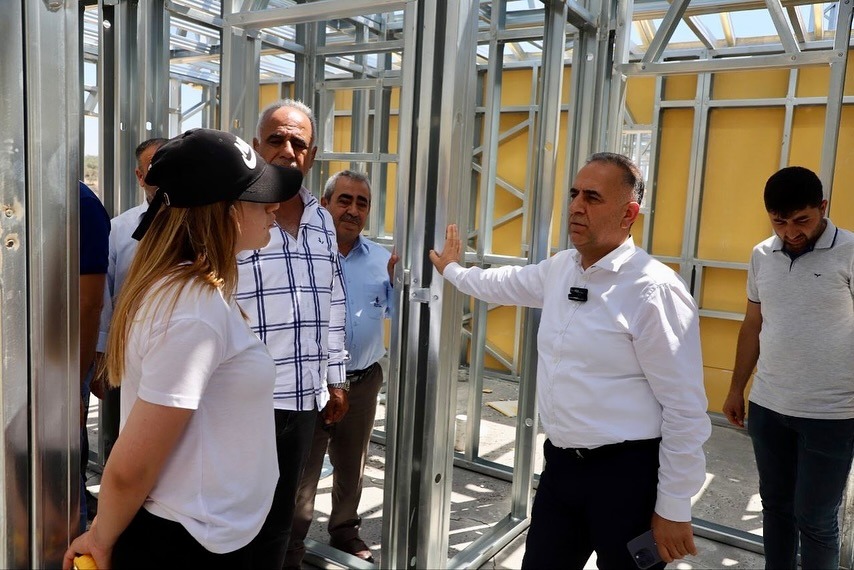 BAŞKAN SARI, KÖY EVLERİ PROJE ÇALIŞMALARINI YERİNDE İNCELEDİ