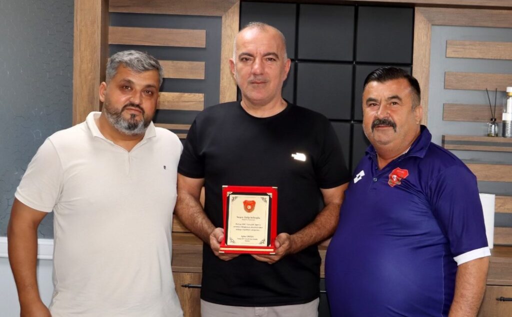 BAŞKAN AYKUT DOĞRU’DAN VEFA DOLU PLAKET TAKDİMİ