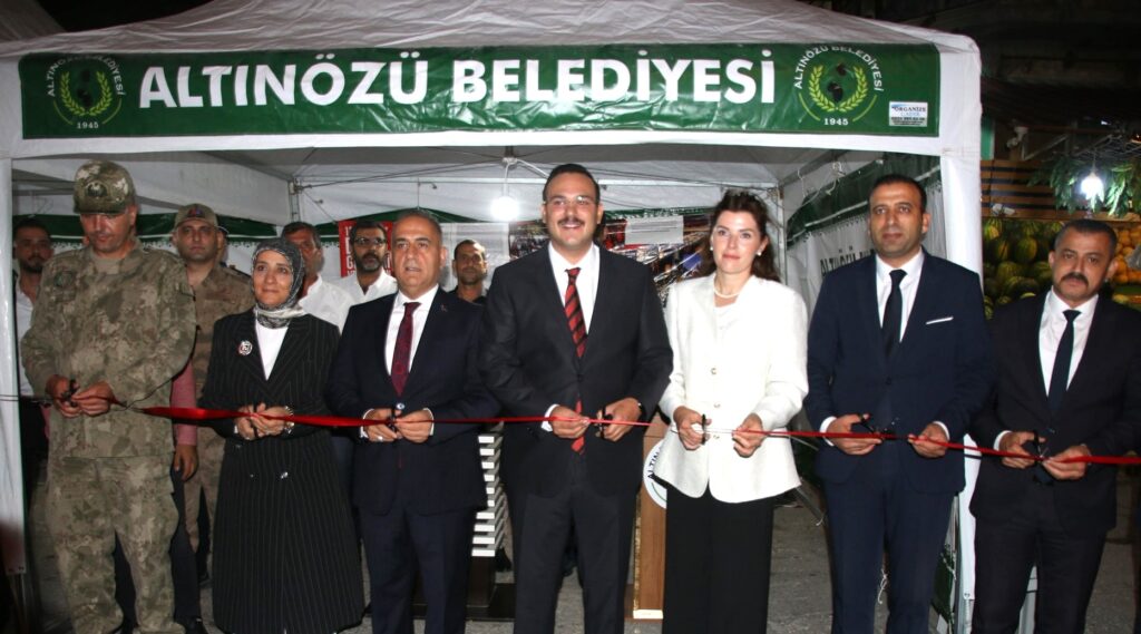 ALTINÖZÜ BİR KEZ DAHA DEMOKRASİYE SAHİP ÇIKTI