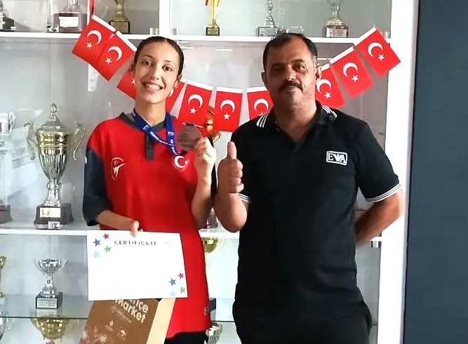 HATAYLI SPORCU MADALYA ALDI