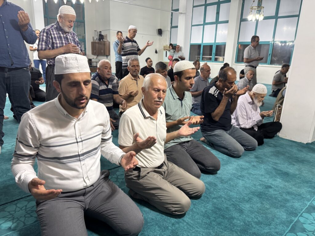 TÜRKİYE’DEKİ ORMAN YANGINLARININ SONA ERMESİ İÇİN HATAY’DA CAMİLERDE DUA EDİLDİ