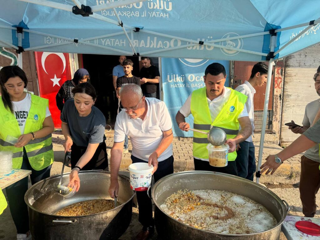 ÜLKÜ OCAKLARINDAN AŞURE İKRAMI