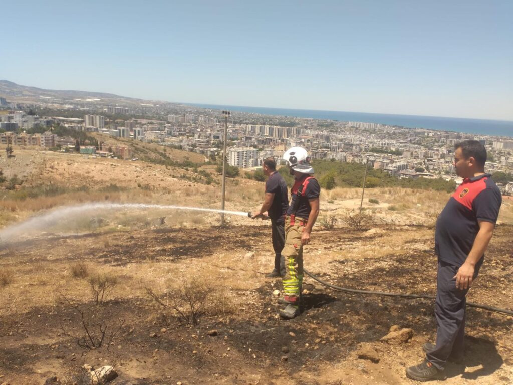 İSKENDERUN’DA OTLUK ALANDA ÇIKAN YANGIN SÖNDÜRÜLDÜ