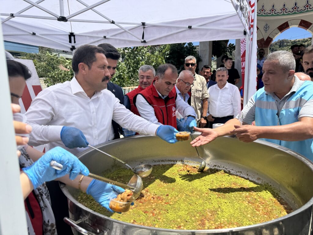VATANDAŞLARA AŞURE İKRAMINDA BULUNULDU