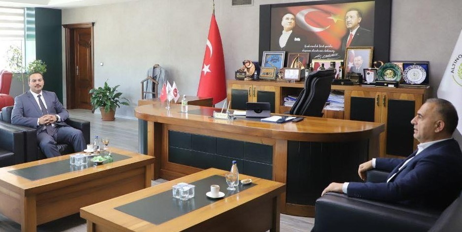 BAŞKAN SARI İLÇE HİZMETLERİNİ KAYMAKAM ŞAHİN’E AKTARDI
