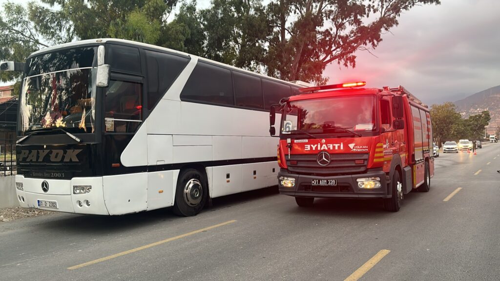 TRAFİK KAZASINDA OTOBÜSÜN ALTINA SAVRULAN KİŞİ ÖLDÜ