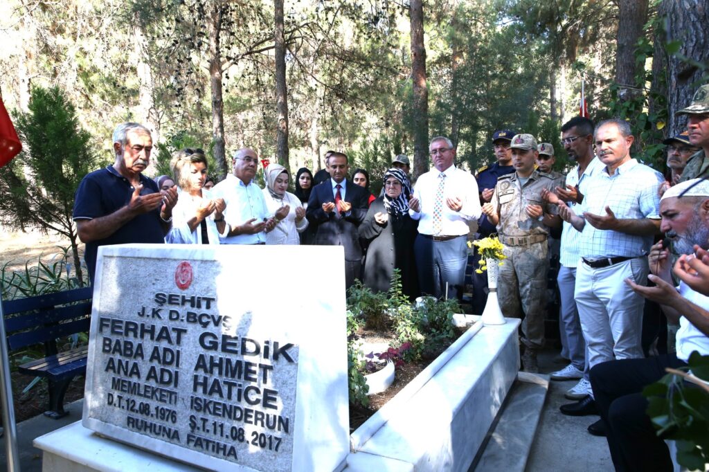 ŞEHİT BAŞÇAVUŞ FERHAT GEDİK, HATAY’DAKİ KABRİ BAŞINDA ANILDI