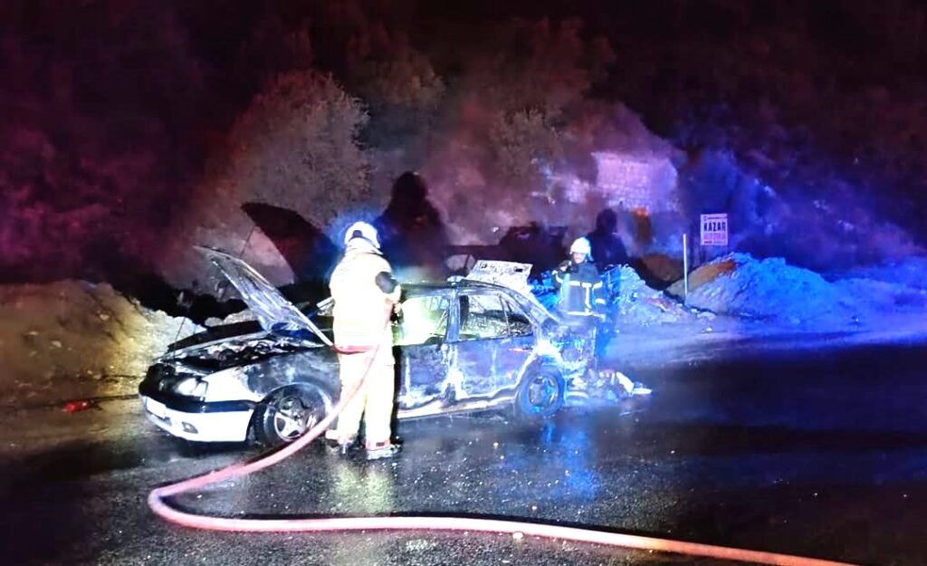 2 AYRI OTOMOBİLDE ÇIKAN YANGIN SÖNDÜRÜLDÜ