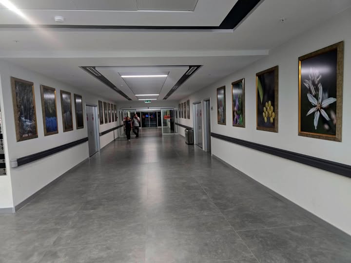 FOTOĞRAF SANATÇISI HASTANE KORİDORUNDA SERGİ AÇTI