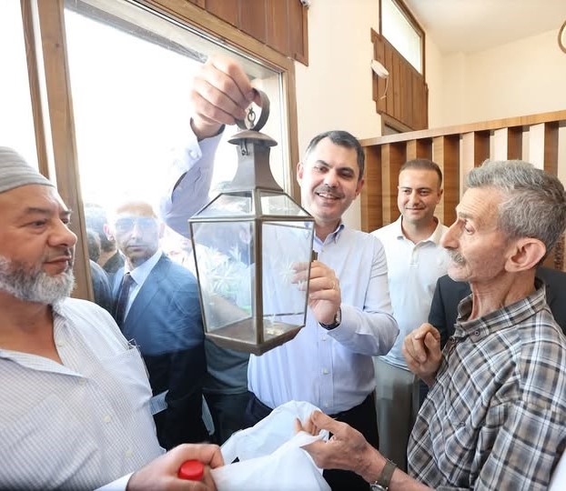 TARİHİ FANUSU BAKAN’A HEDİYE ETTİ