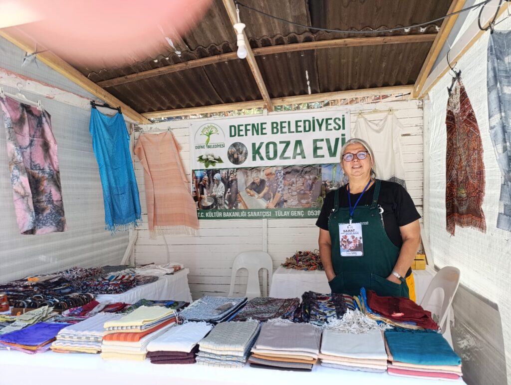 TÜLAY GENÇ, TUZ FESTİVALİ SANAT SOKAĞI’NDA HATAY İPEĞİNİ TANITIYOR