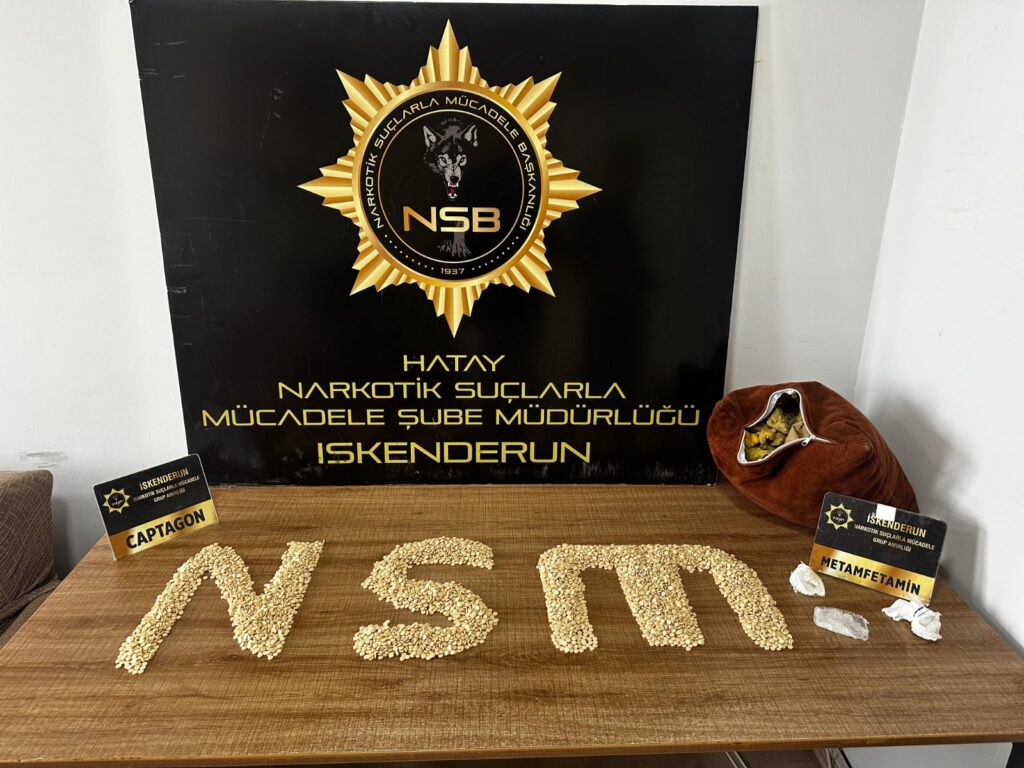 OTOMOBİLDE YASTIĞA GİZLENMİŞ 8 BİN UYUŞTURUCU HAP ELE GEÇİRİLDİ