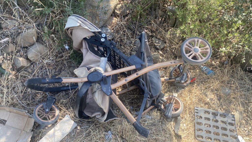MOTOSİKLET YOLDA YÜRÜYEN AİLEYE ÇARPTI, 1 BEBEK ÖLDÜ, 4 KİŞİ YARALANDI
