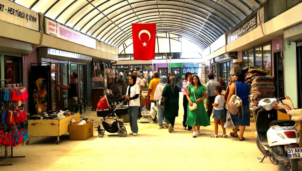 TARİHİ UZUN ÇARŞI ESNAFI GEÇİCİ PREFABRİK DÜKKANLARINDA FAALİYETE BAŞLADI