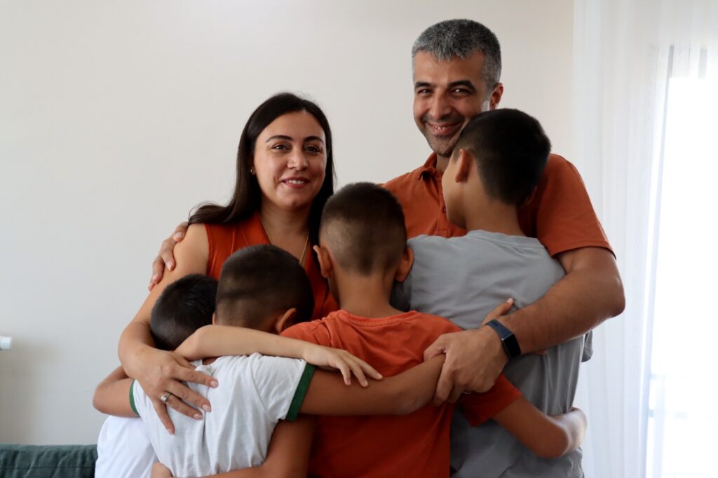 KORUYUCU AİLELİKLE EVLAT SAYISINI 4’E ÇIKARAN DEPREMZEDE ÇİFT YENİ EVİNE KAVUŞTU
