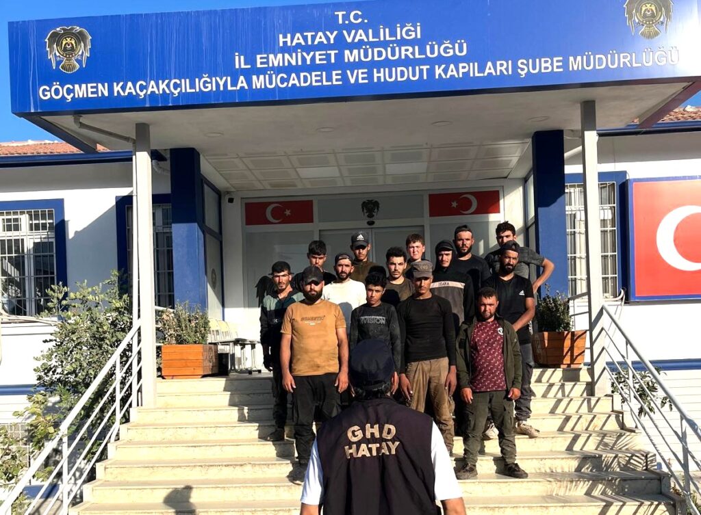 14 DÜZENSİZ GÖÇMEN YAKALANDI