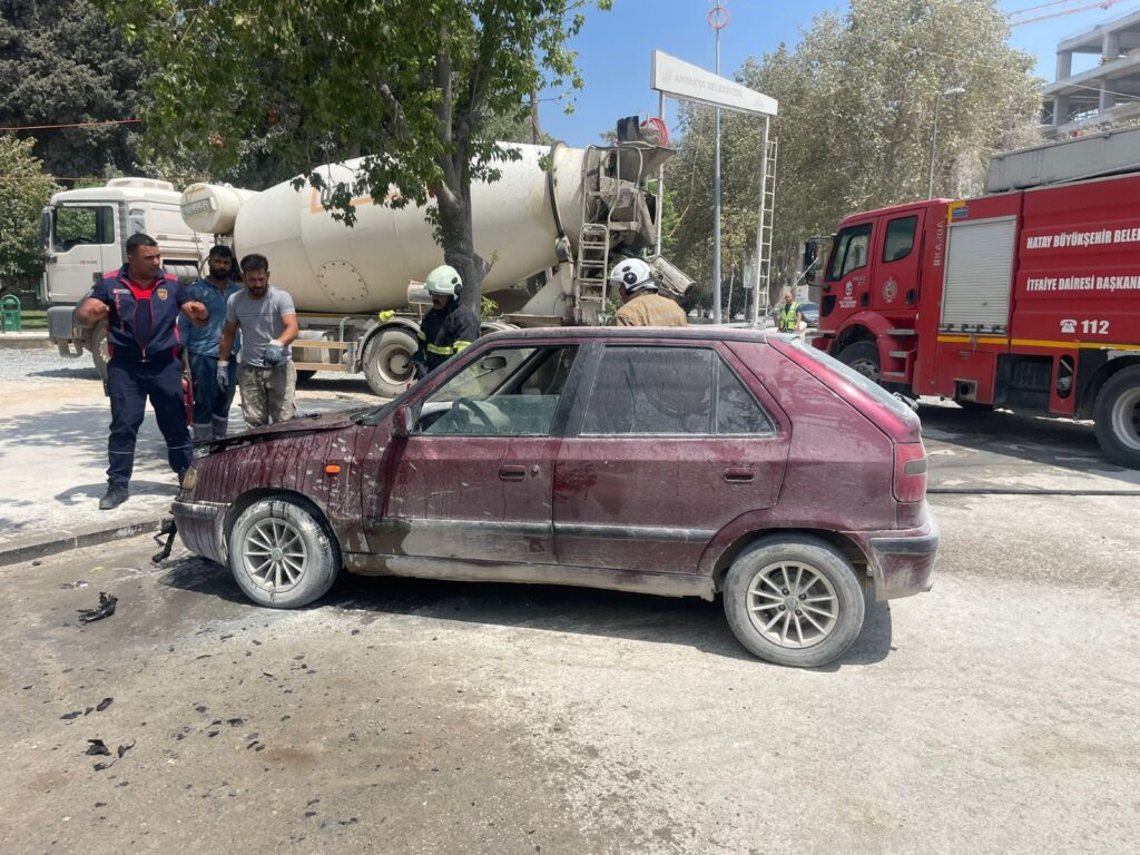 PARK HALİNDEKİ OTOMOBİLDE ÇIKAN YANGIN SÖNDÜRÜLDÜ