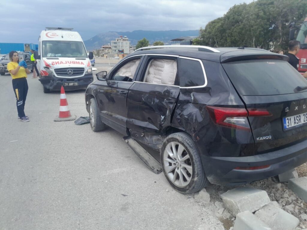 AMBULANSLA OTOMOBİL ÇARPIŞTI