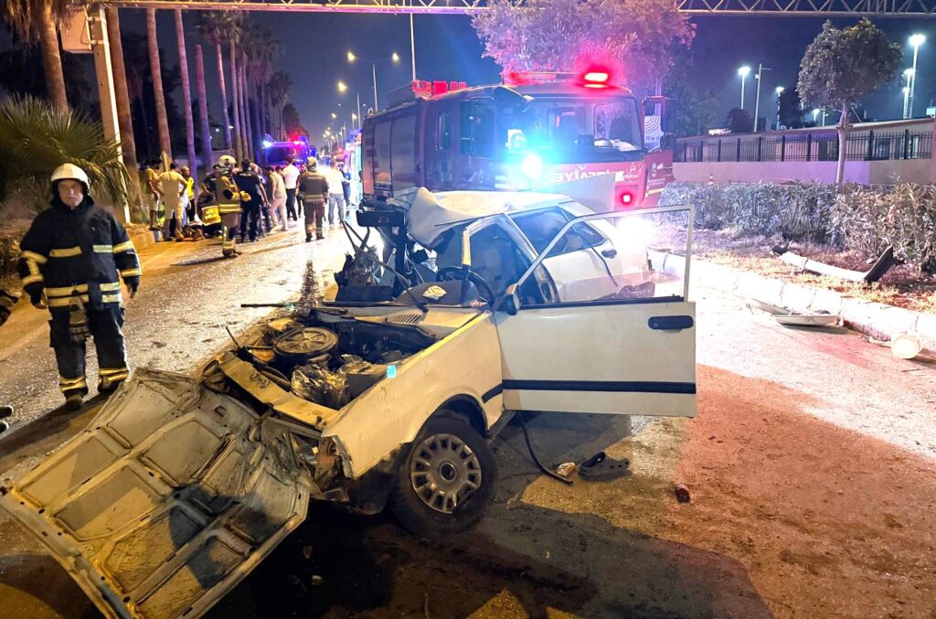 KAMYONLA ÇARPIŞAN OTOMOBİLDEKİ 1 KİŞİ ÖLDÜ, 3 KİŞİ YARALANDI