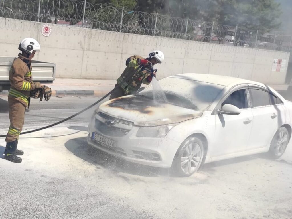 OTOMOBİLDE ÇIKAN YANGIN SÖNDÜRÜLDÜ