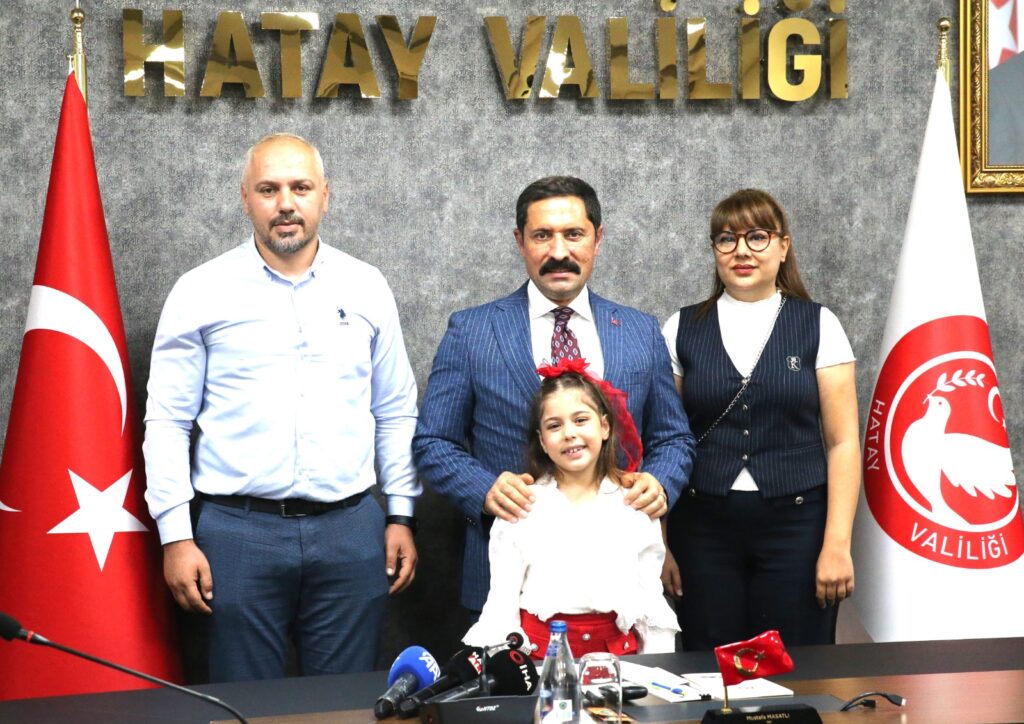 TEKNOFEST MAVİ VATAN’DA BİRİNCİLİK ALAN 8 YAŞINDAKİ ÇOCUĞA TAKDİR PLAKETİ VERİLDİ