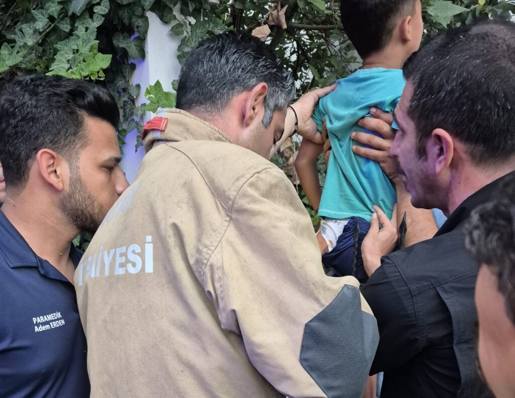 KALÇASI DEMİR KORKULUKLARA SIKIŞAN ÇOCUK KURTARILDI