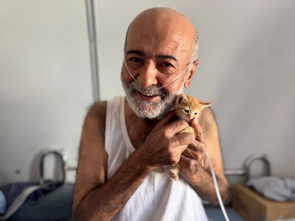KOAH HASTASI MURAT DAŞDEMİR, HAYVANLARA OLAN SEVGİSİYLE TAKDİR TOPLUYOR